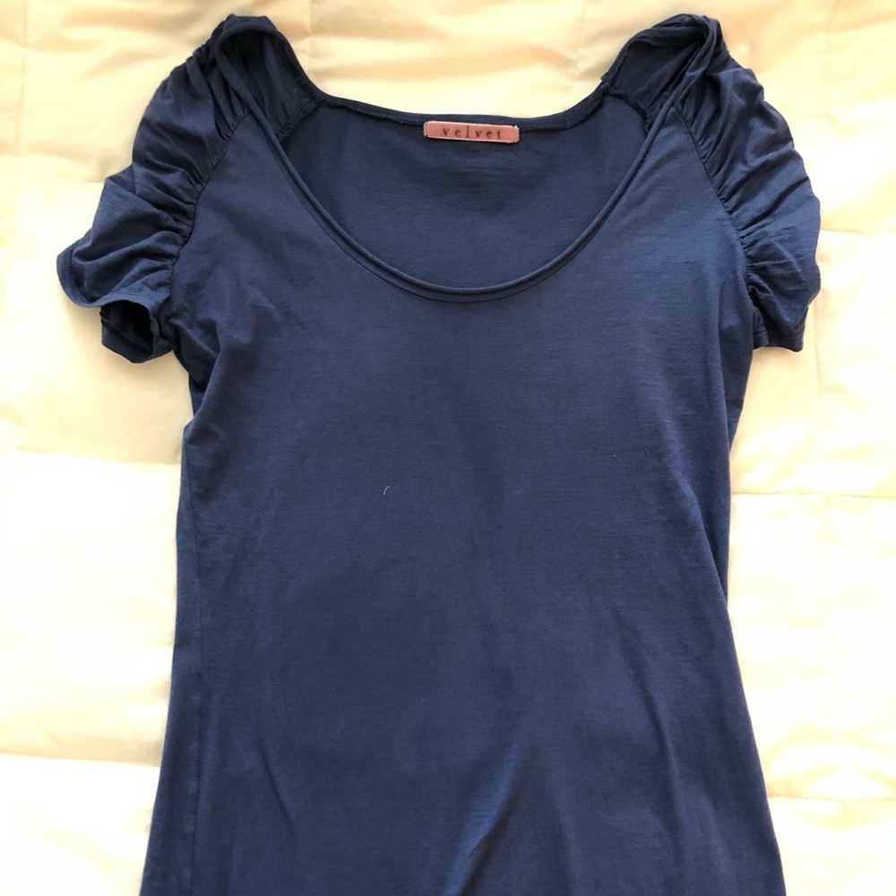 Velvet tee with ruched sleeves